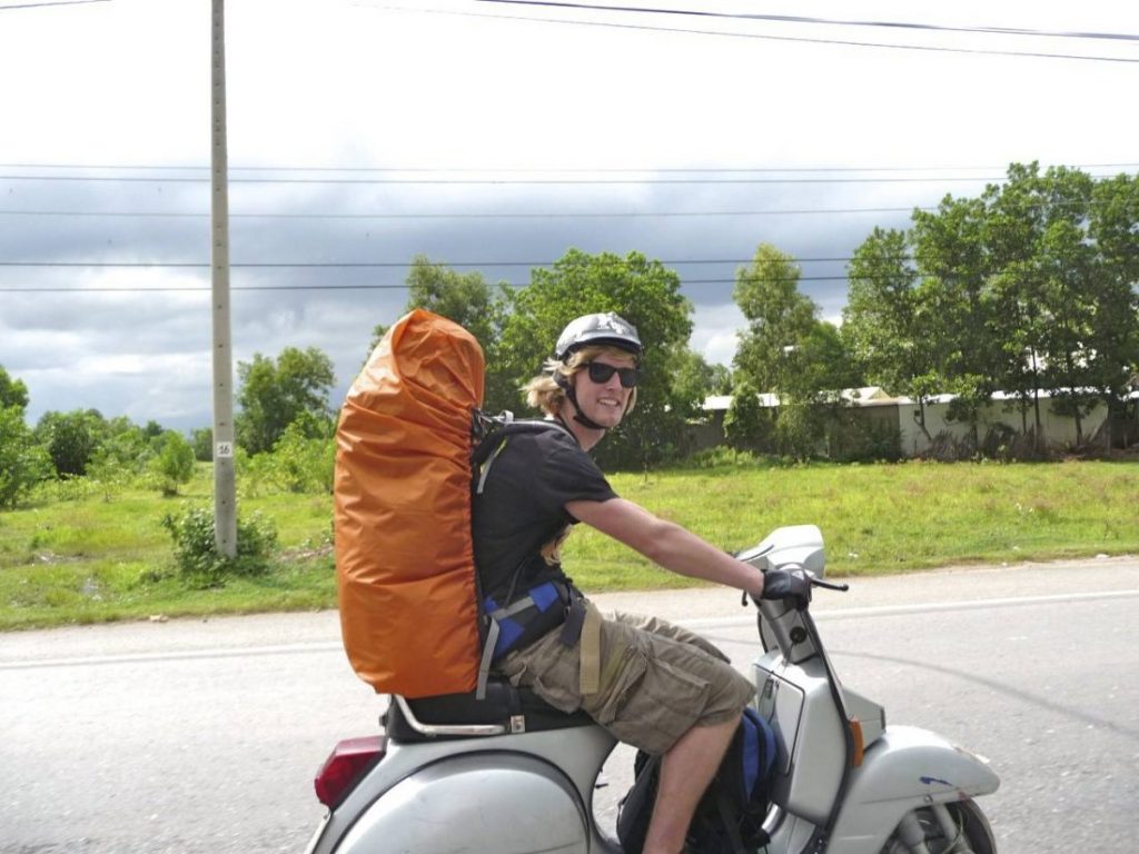 Backpacken in Azië is meer dan alleen reizen. Het wordt een verslaving, een soort van levensstijl.  Toen wij in 2009 een reis maakte door Zuidoost-Azië hadden we nooit kunnen denken dat het ons leven zo op z’n kop zou zetten! Elk jaar keren we minimaal één keer terug naar dit heerlijke continent om te genieten van de cultuur, het eten, de bevolking en uiteraard het klimaat! Sinds die reis hebben we bijna alle landen in Zuidoost-Azië wel gezien maar toch blijven er altijd een paar landen, of ervaringen in je hoofd hangen. Die ervaringen die je het liefst met iedereen deelt. Voor ons is dat onze reis op de brommer door Vietnam!