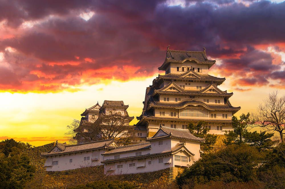 Himeji is een kleine stad tussen Osaka en Okayama en herbergt het mooiste en meest indrukwekkende kasteel van Japan; het Himeji-jo Kasteel. Het kasteel is een enorm en spectaculair bouwwerk uit de 14e eeuw en wordt ook wel ‘Hakurojō of ‘Shirasagijō’ genoemd wat Witte Reiger Kasteel betekent.