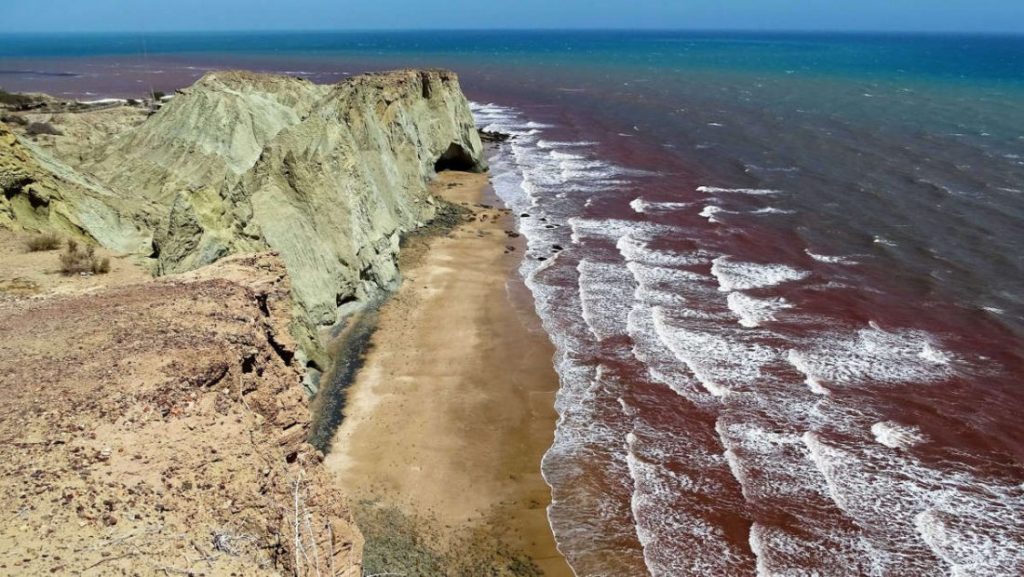 De vorige keer schreef ik over het prachtge Iraanse eiland Qeshm. Maar naast Qeshm heeft Iran nog meer eilanden. Eén daarvan in Hormoz, waar wij een uitstapje van twee dagen naartoe hebben gemaakt.