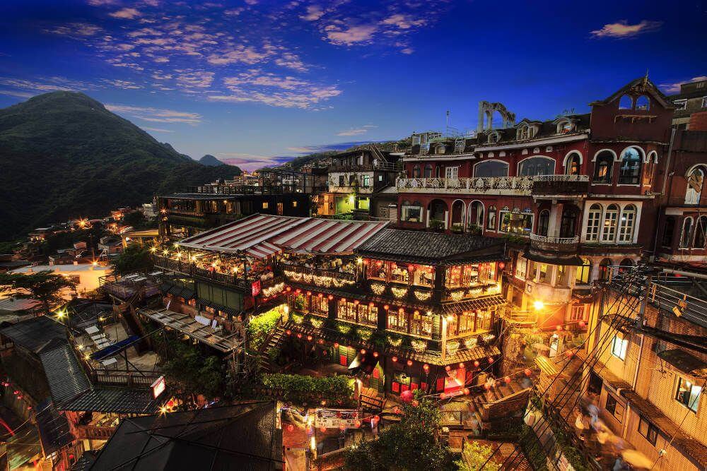 Maak je een rondreis door Taiwan, dan wil je soms ook even rustig kunnen ontspannen. Een rustige omgeving waar je goed tot rust kunt komen, is de omgeving van Jiufen. Deze oude stad in Taiwan was ooit een druk mijnstadje, maar tegenwoordig wordt er niet meer in de mijnen in de omgeving gewerkt. Hierdoor is het lekker rustig in de stad, waardoor je er heerlijk kunt ontspannen tijdens je drukke rondreis