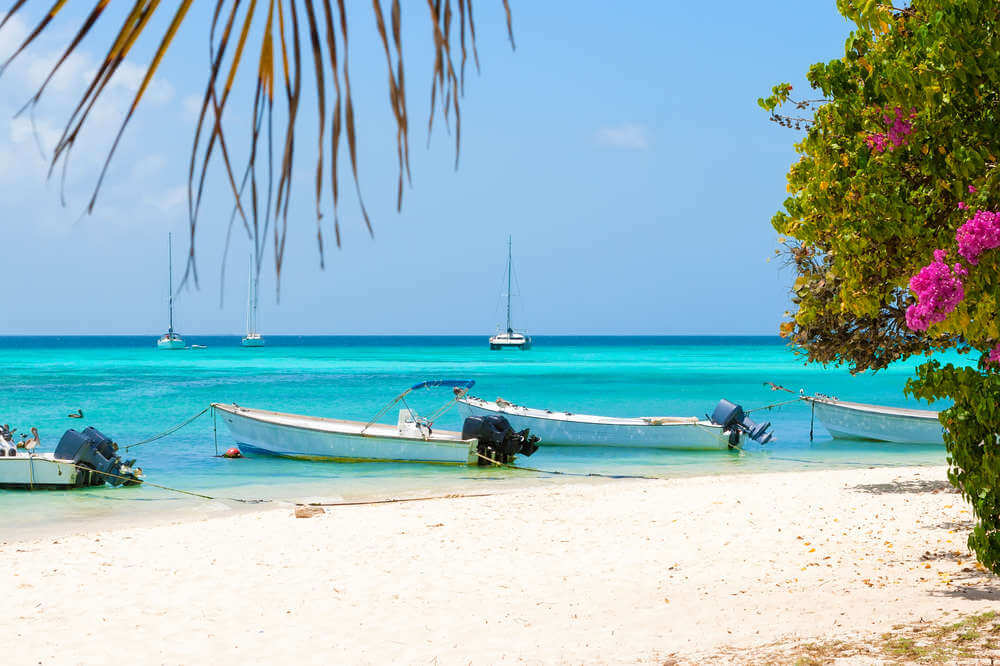 Los Roques is een Caribische archipel die een beetje op de Caribische eilanden lijkt, maar veel minder toeristisch is. Prachtige beschermde natuurgebieden, mooi koraal voor de kust en de perfecte plekken om te surfen: je vindt het allemaal op de Los Roques eilanden.