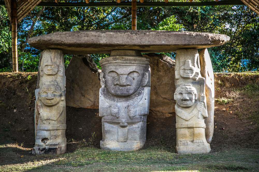 Beelden in het Parque Arqueologico van San Agustin