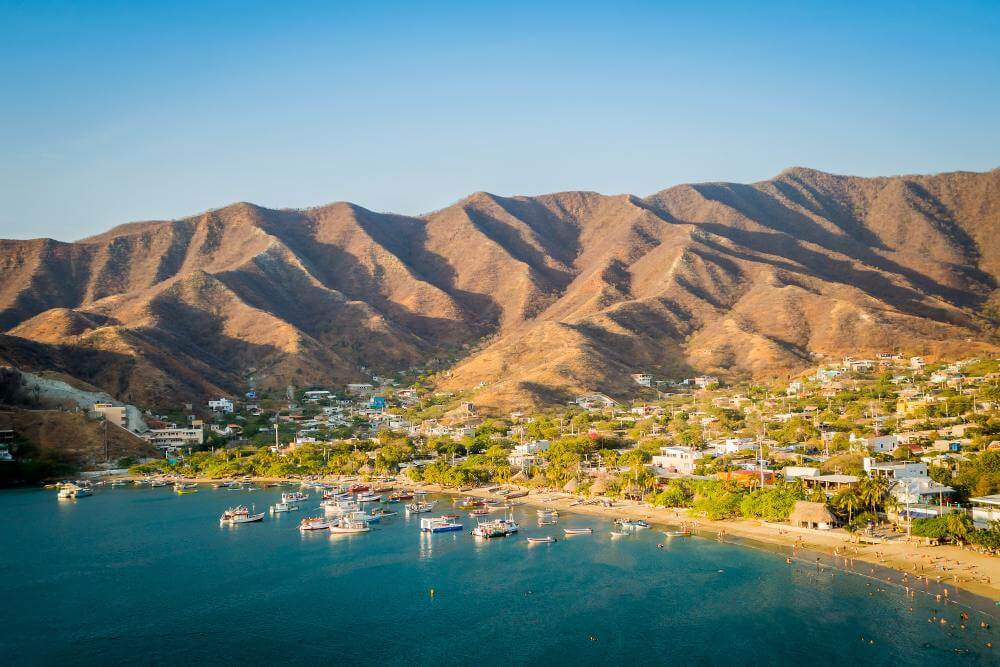 Taganga met de bergen op de achtergrond