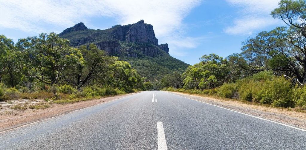 Een van de beste regio’s om een roadtrip te maken is de oostkust die bijna 4.000 kilometer lang is en bestaat uit schitterende stranden, groene regenwouden, kleine stadjes en gigantische internationale steden. Speciaal voor iedereen hebben wij de beste route langs de oostkust van Australië uitgeschreven.