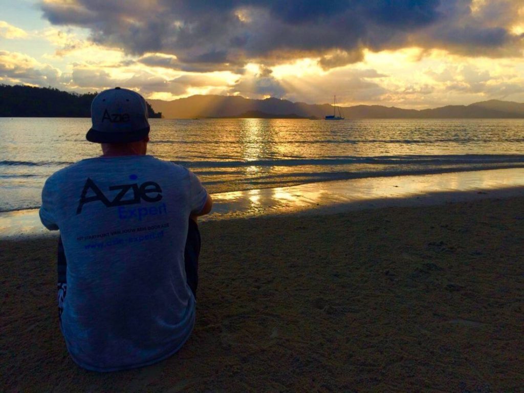 Ondertussen zitten we in El Nido maar in de tussentijd is er (gelukkig) een hoop gebeurd! Vanuit Sabang besloten we met de boot naar Port Barton te gaan. En een boot is in dit geval een bank. Een oversized kano met een dakje en een motor. De tocht duurde ongeveer 3 uur en we betaalde 800 Peso wat op zich een prima prijs is.