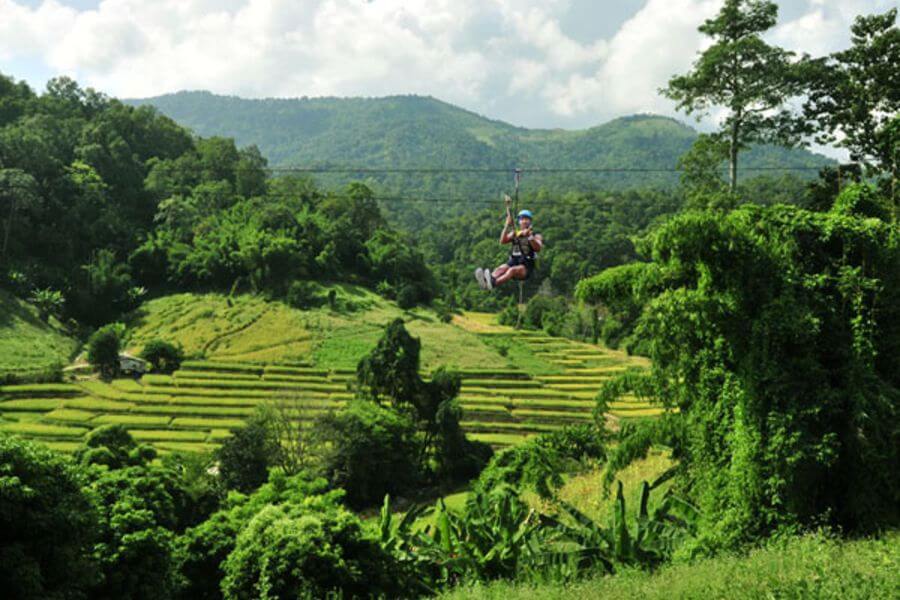 Chiang Mai is na Bangkok de bekendste plaats in Thailand. Het herbergt alles van het unieke en klassieke Thailand. De omgeving is adembenemend en het wordt ook niet voor niets ‘De Roos van het Noorden’ genoemd. Naast de schitterende natuur vind je honderden heilige tempels, nationale parken en traditionele bergstammen.