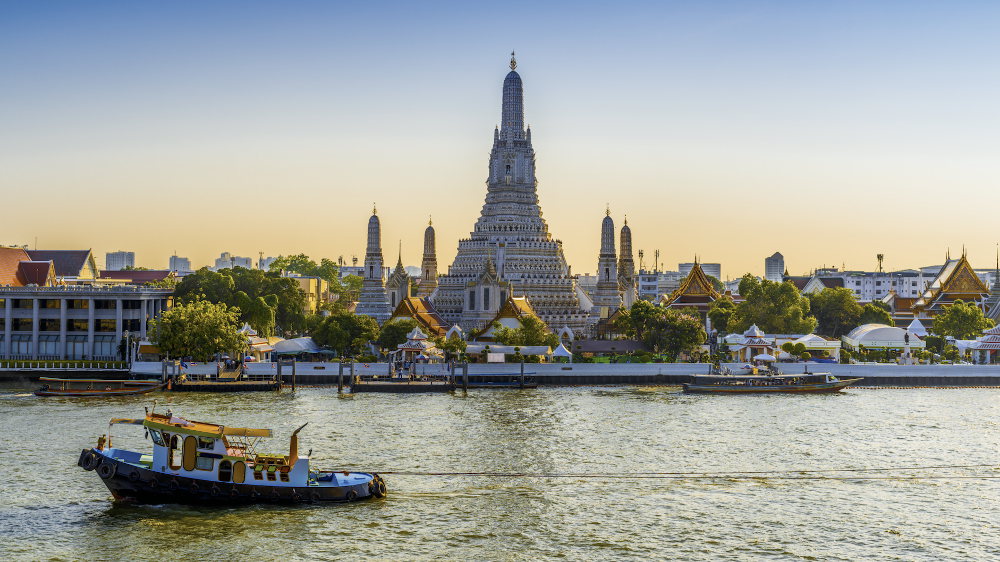 Bangkok is de levendige hoofdstad van Thailand. Veel jongeren besluiten voor hun allereerste backpack-ervaring naar Thailand te gaan. Een vliegticket naar wereldstad Bangkok heb je tegenwoordig immers al voor enkele honderden euro’s. Bangkok is ook een goede plek om je rondreis door Thailand te vervolgen.