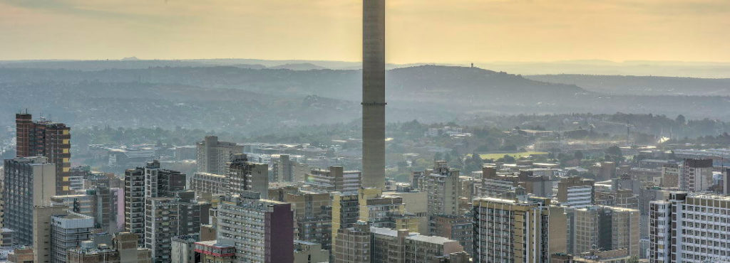 Johannesburg, ook wel Jo’burg genoemd, is de grootste stad van Zuid-Afrika. Wij vinden het niet de leukste stad in Zuid-Afrika. Het blijft qua sfeer een beetje achter bij het bekendere Kaapstad. Betekent dat dat er niks te doen is? Zeker niet! Het is nog steeds een van de populairste steden van het land.