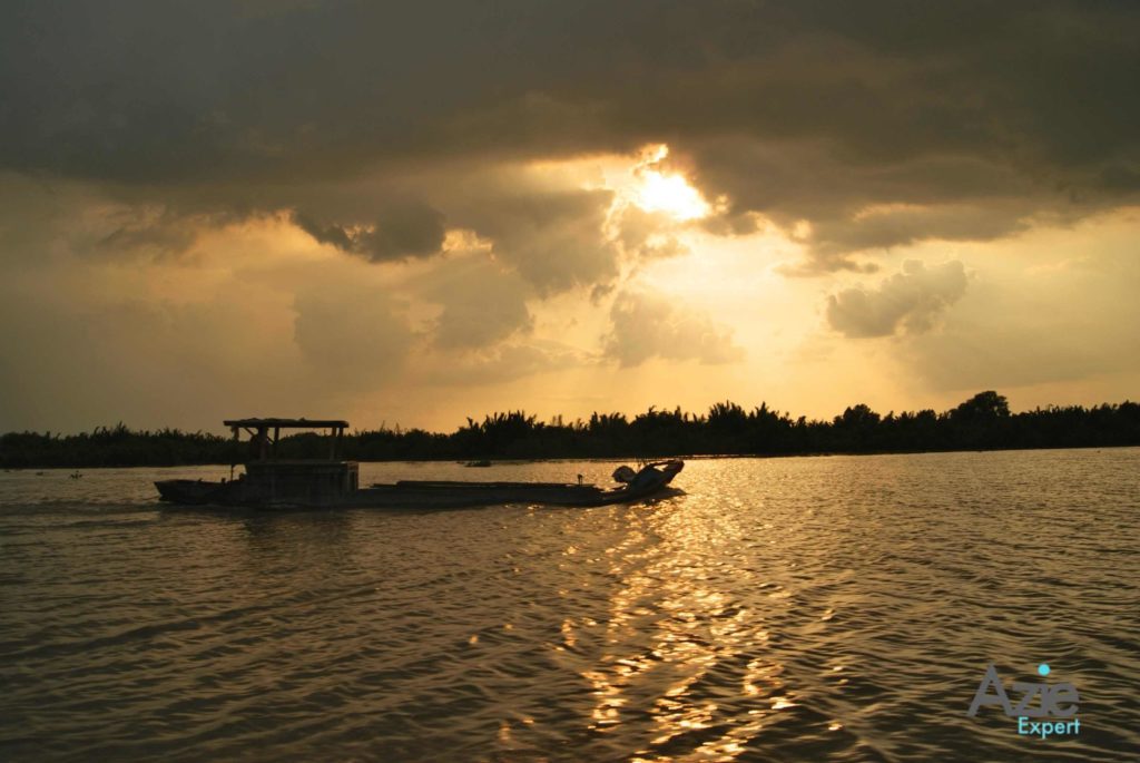 De Mekong Delta is een bekend riviergebied in het zuiden van Vietnam. Het beslaat ongeveer het hele gebied ten zuidwesten van Ho Chi Minh.  De oorsprong van de Mekong bevindt zich in de hooglanden van Tibet. De Mekong is ook 4.200 kilometer lang en bevat honderden kleine waterwegen, eilandjes en diverse grotere rivieren. Het is een indrukwekkende omgeving.