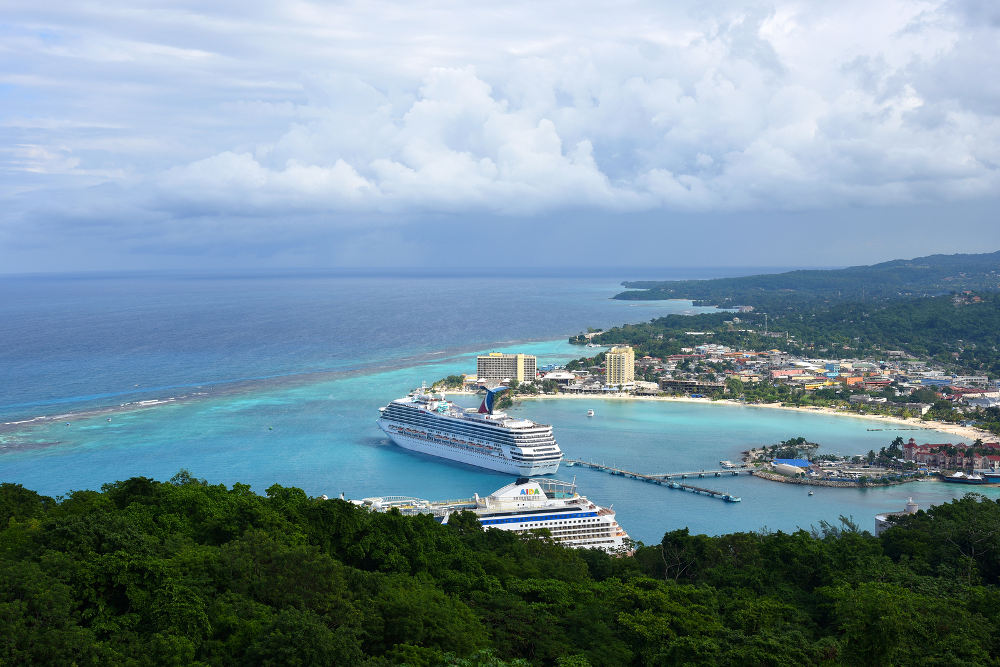 De meeste mensen reizen naar Ocho Rios om vanuit hier de Dunn’s River Falls te bezoeken. Toch is de stad meer dan een startpunt voor een tour naar Dunn’s River Falls. De stad heeft namelijk ook een mooie omgeving en fijne stranden.