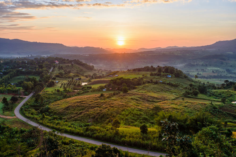 Het is waarschijnlijk niet het eerste dat in je opkomt als je op reis gaat naar Thailand: een roadtrip maken door het land. Want, laten we eerlijk zijn: in de steden heerst een gezonde verkeerschaos, de wegen voldoen niet altijd aan Europese standaard en ze rijden er ook nog eens aan de linkerkant van de weg – allemaal waar. Toch is het een uniek avontuur!