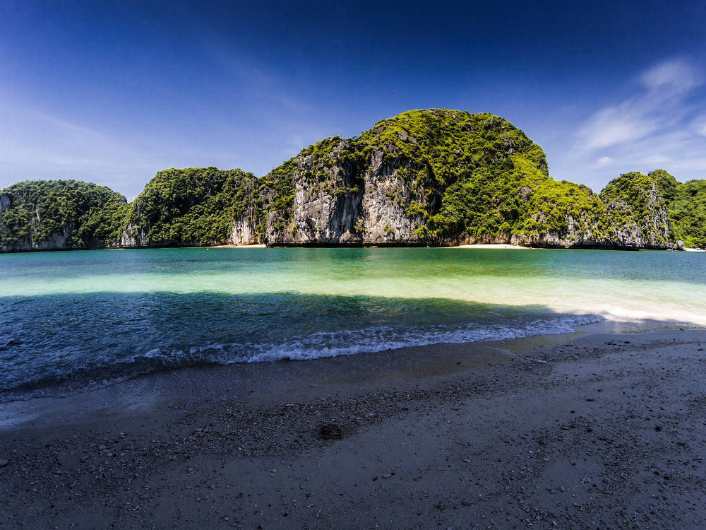 Lan Ha Bay is de minder toeristische variant van het wereldberoemde Halong Bay. Reizigers die beide baaien hebben bezocht vinden Lan Ha Bay vaak mooier dan het bekende wereldwonder van Vietnam. Een gewaagde uitspraak, maar wij begrijpen wel waarom.