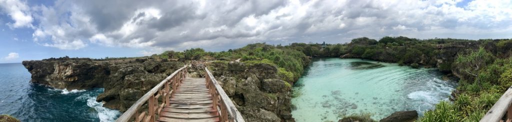 Wanneer je in Indonesië op zoek bent naar cultuur moet je zeker een bezoek brengen aan Sumba. Op dit eiland leven de inwoners nog volgens eeuwenoude tradities en rituelen.Daarnaast is het landschap op Sumba bijna mysterieus met de graslandschappen en oogverblindende stranden. Een bezoek aan Sumba is een unieke ervaring en een herinnering voor het leven.