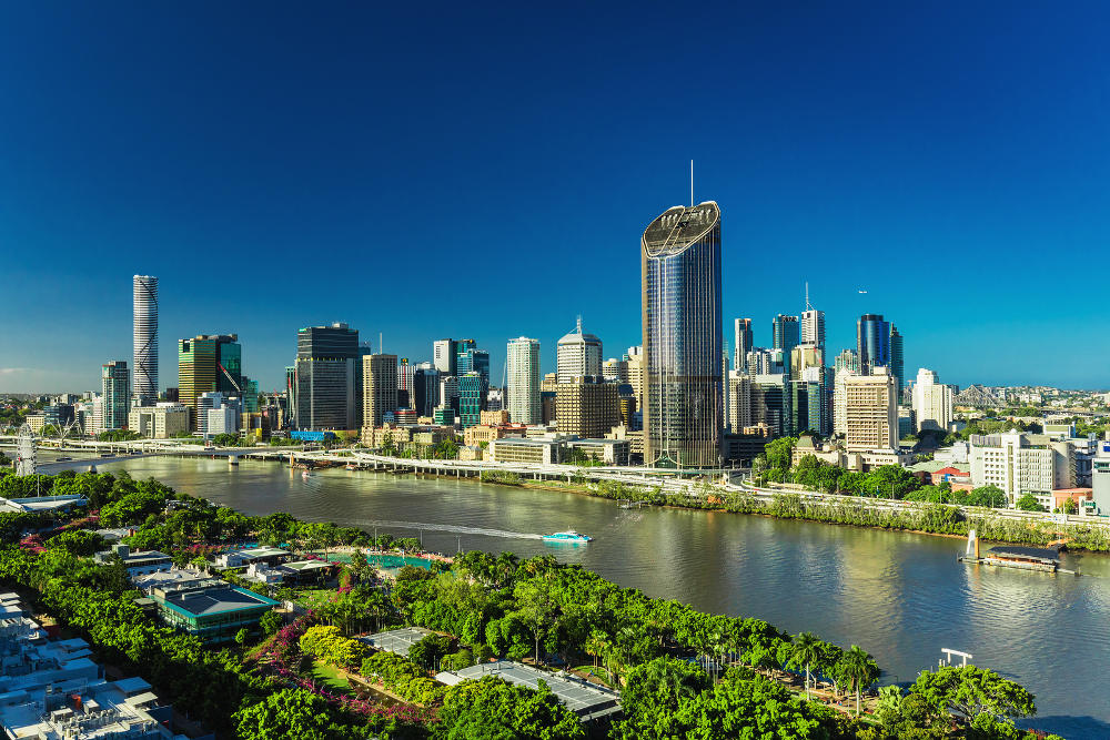 Brisbane was ooit een belangrijke strafkolonie voor Australië, maar tegenwoordig is de bijzondere stad de hoofdstad van deelstaat Queensland. De stad staat vooral bekend om de relaxte sfeer die er heerst en de vriendelijke mensen die er wonen, maar ook om het bruisende uitgaansleven. Houd je wel van een feestje, dan ben je in Brisbane zeker in de juiste stad aangekomen voor een leuke avond.