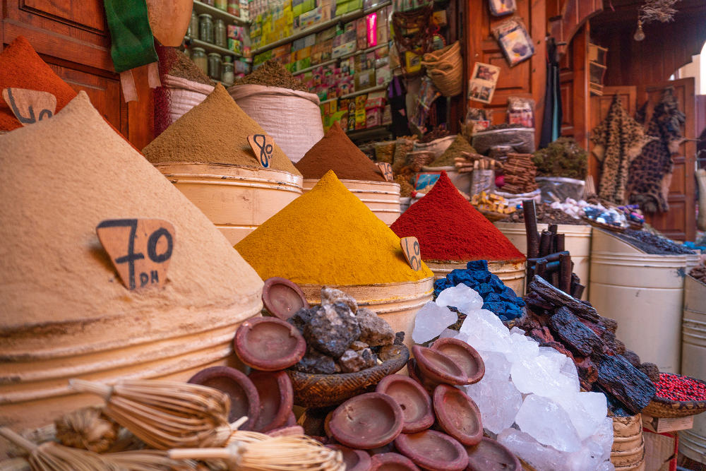 Marrakech is een van de bekendste steden van Marokko. Misschien wel de bekendste. En dat is natuurlijk niet voor niets. Deze stad, met het sfeervolle oude centrum, is net en openlucht museum met indrukwekkende gebouwen, gezellige theewinkels en een prachtig centrum. Een must-see voor iedereen die naar Marokko reist!