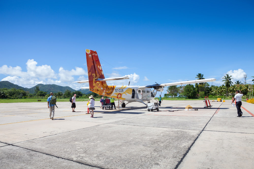 airplaine-Praslin-Seychelles