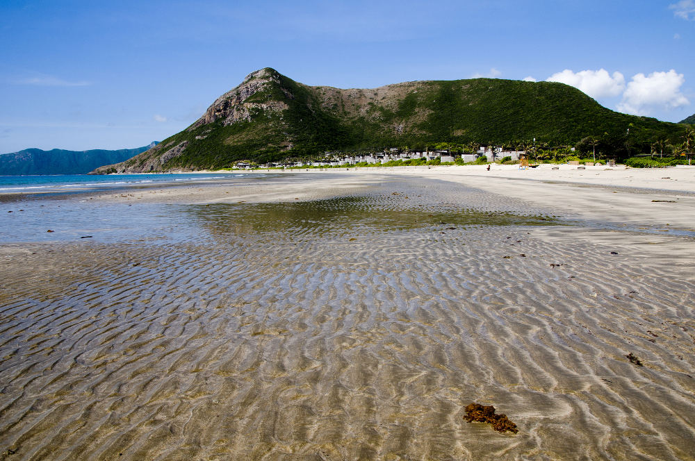 De eilanden van Con Dao zijn tegenwoordig één van de bekendste highlights van Vietnam. Waar het vroeger ook wel Devil’s Island werd genoemd, is het vandaag de dag een tropisch paradijs met witte stranden, levendige koraalriffen, prachtige baaien en dichte bossen.