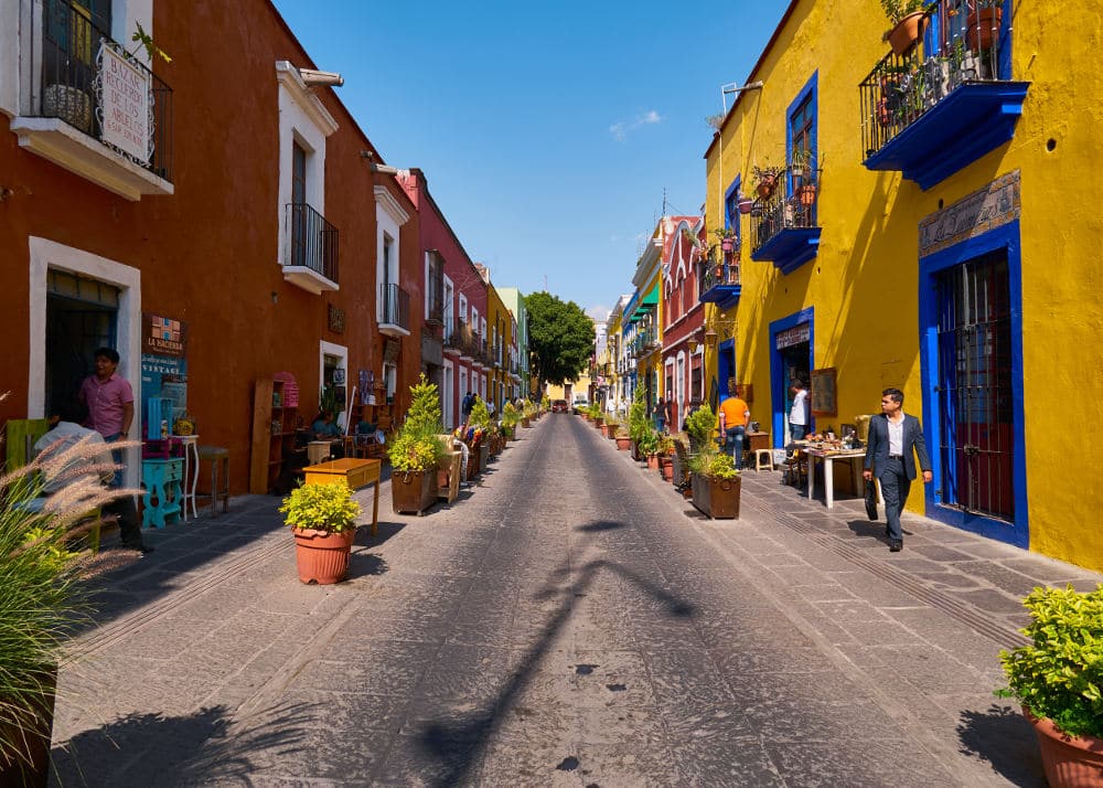 Mexico is een van de beste landen om te bezoeken. Het heeft alles! Prachtige stranden, eeuwenoude cultuur, heerlijk eten, ongerepte natuur, toffe festivals en vriendelijke inwoners. Maar wist je ook dat de steden in Mexico tot de mooiste van Midden-Amerika horen? Veel van de steden hebben een koloniaal centrum met gekleurde huizen en gezellige pleintjes.